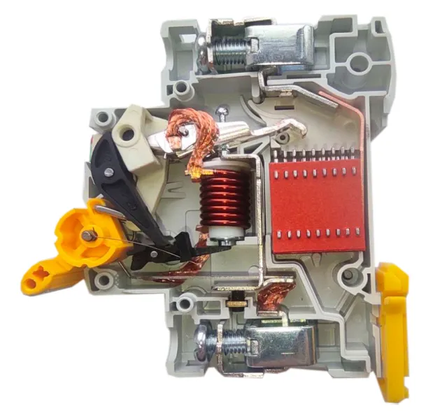 Автоматичні вимикачі та додаткові пристрої UEC